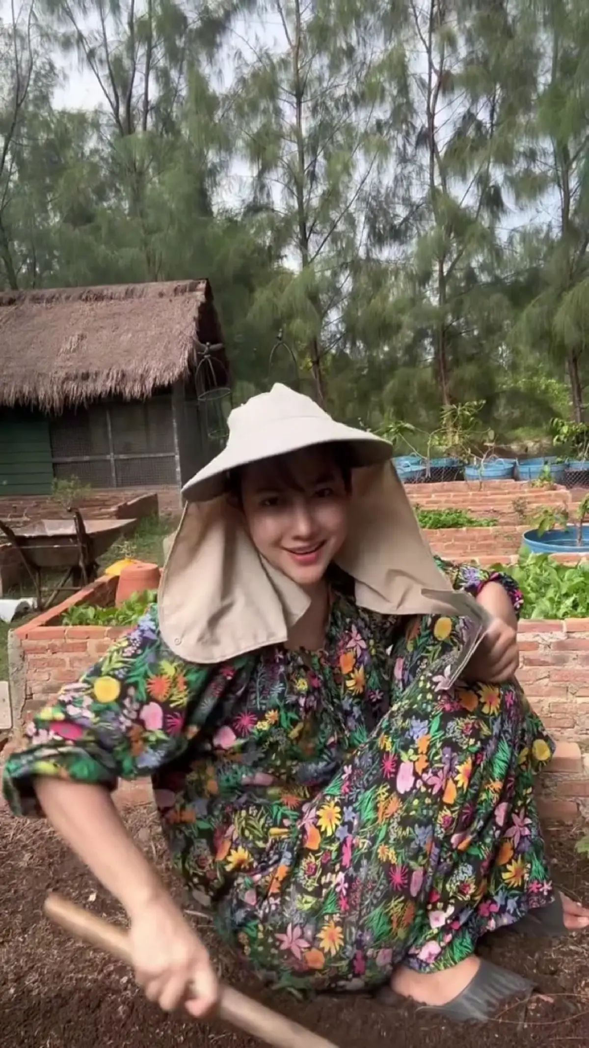 "เพ็ชร ฐกฤต" ตรวจงานกลางสวน แฟนคลับแห่แซว "คนงาน" สวยระดับนางเอก