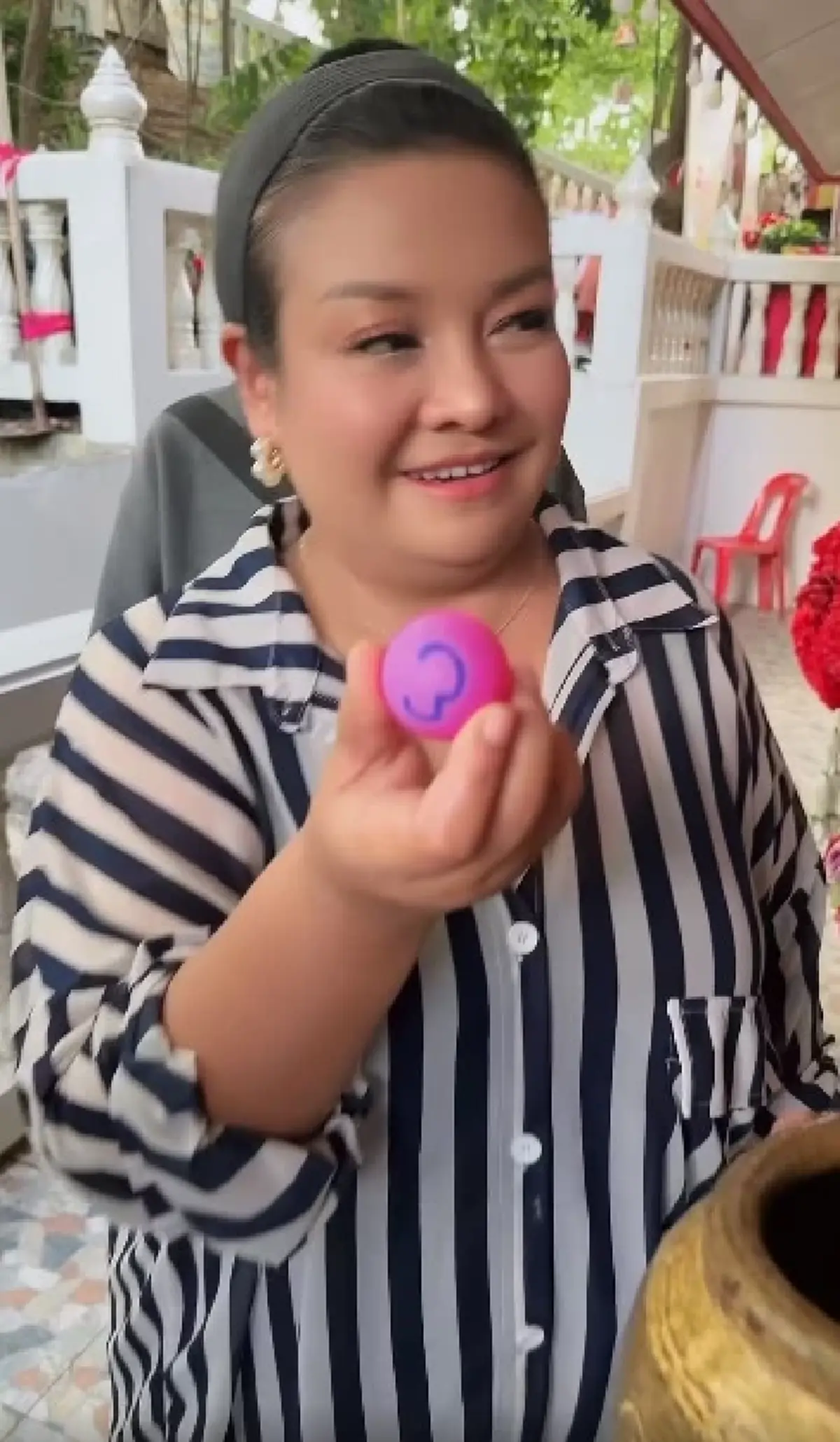 ยุ้ย ญาติเยอะ จุดธูปไหว้ แม่ผึ้ง พุ่มพวง ล้วงไหหยิบได้เลขสวย
