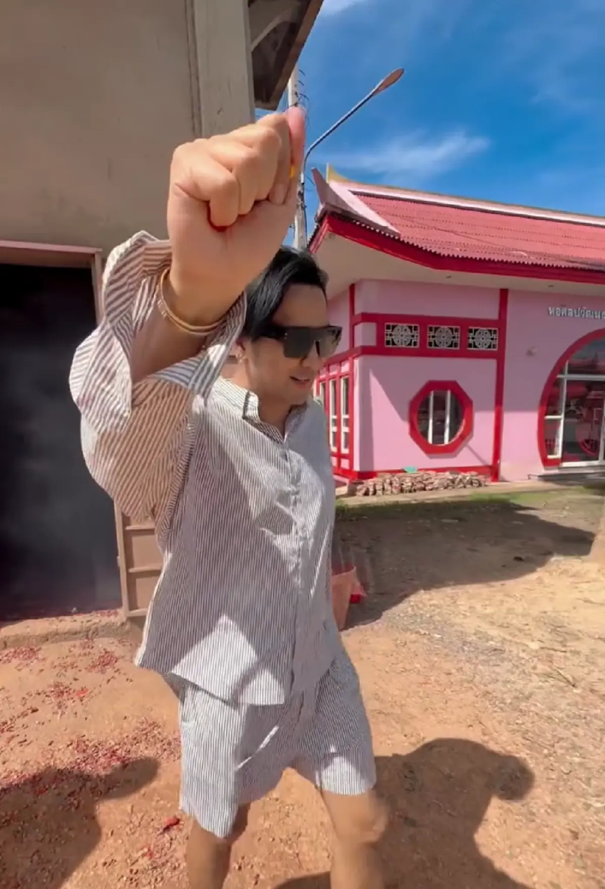 บอล เชิญยิ้ม กราบตาพรานบุญ เปิดเลขหางประทัด จุดได้เลขสวย