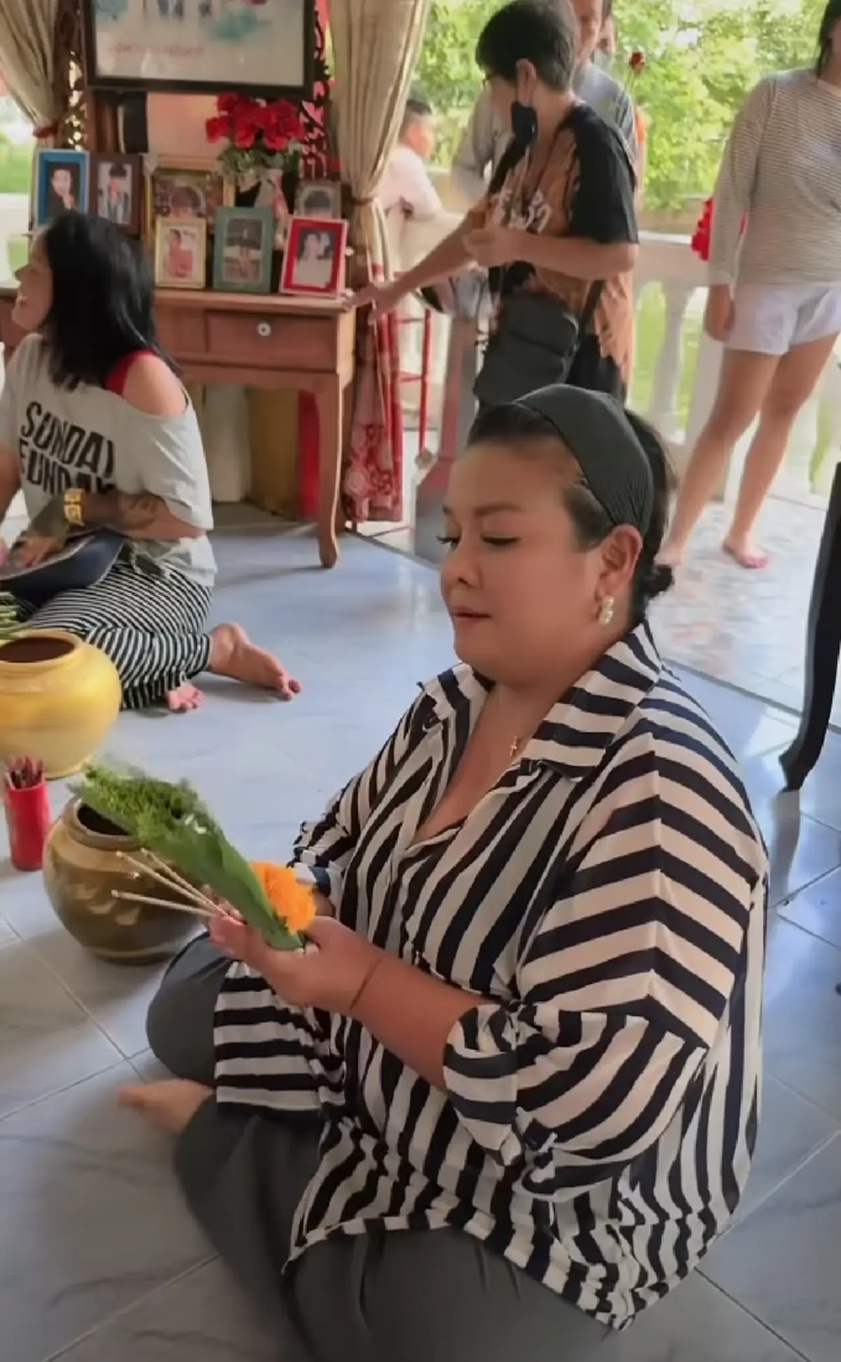 ยุ้ย ญาติเยอะ จุดธูปไหว้ แม่ผึ้ง พุ่มพวง ล้วงไหหยิบได้เลขสวย