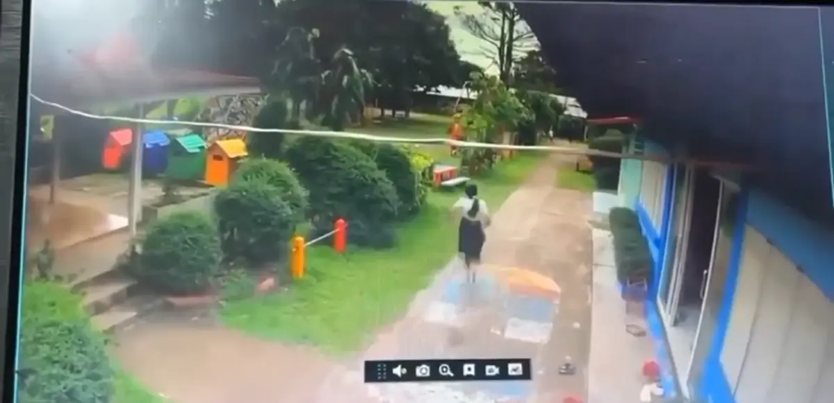 นักเรียน ป.3 ทำแตกตื่นทั้งโรงเรียน โมโหครู ถืออาวุธวิ่งไล่ทำร้าย