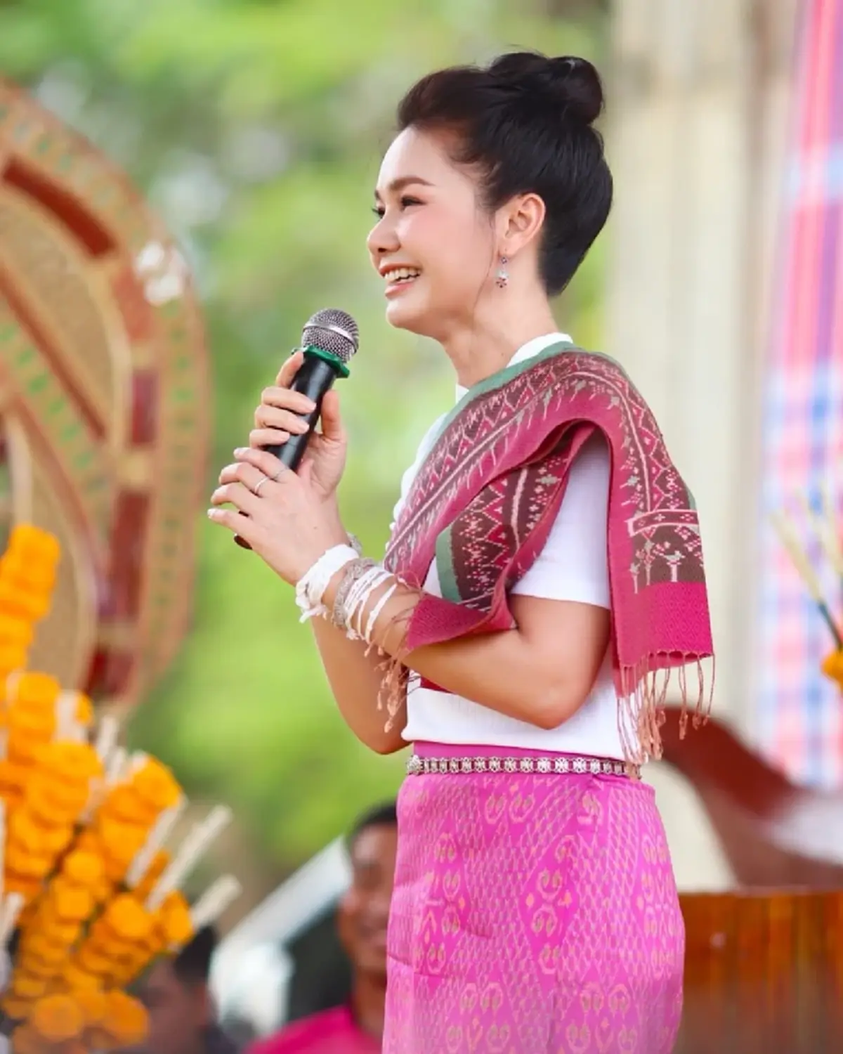 ไม่ลืมตัว! "ต่าย อรทัย" โผล่ยืนร้องเพลงขายของกลางตลาดนัด!
