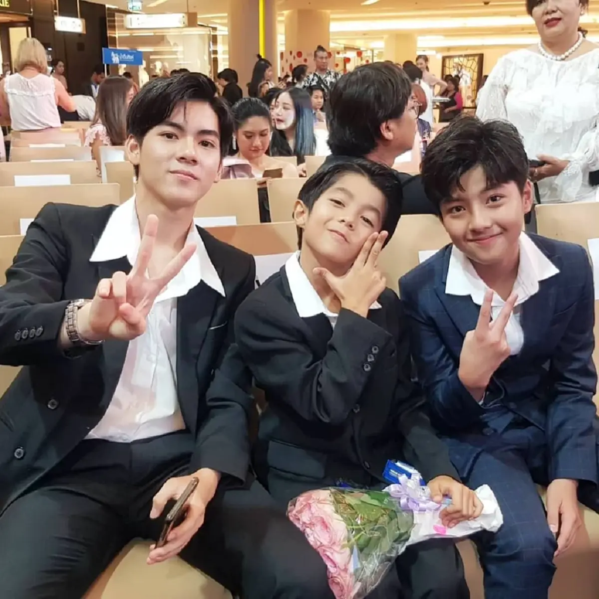 โตเป็นหนุ่มแล้ว  "วันเฉลิม" 2 รุ่น แชะภาพคู่ทำแฟนคลับใจฟู