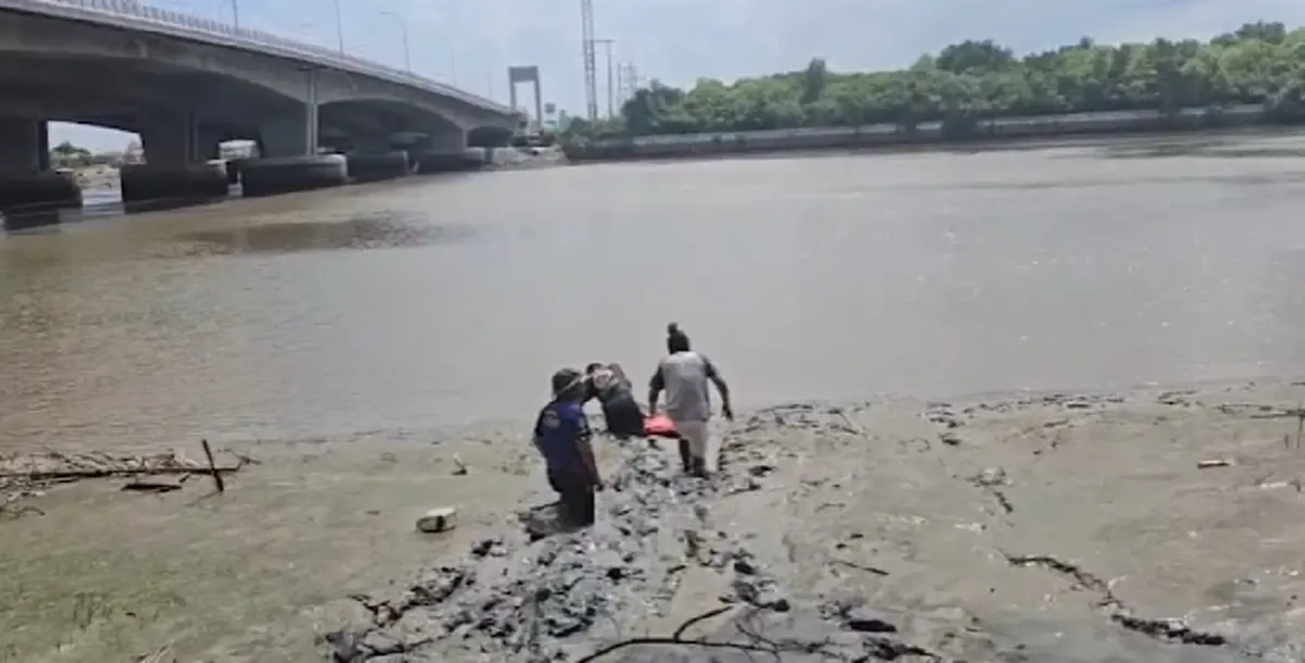 สาวทำบุญปล่อยปลา แต่ปลาดุกติดโคลนว่ายไม่ได้ เลยเดินลงไปช่วย