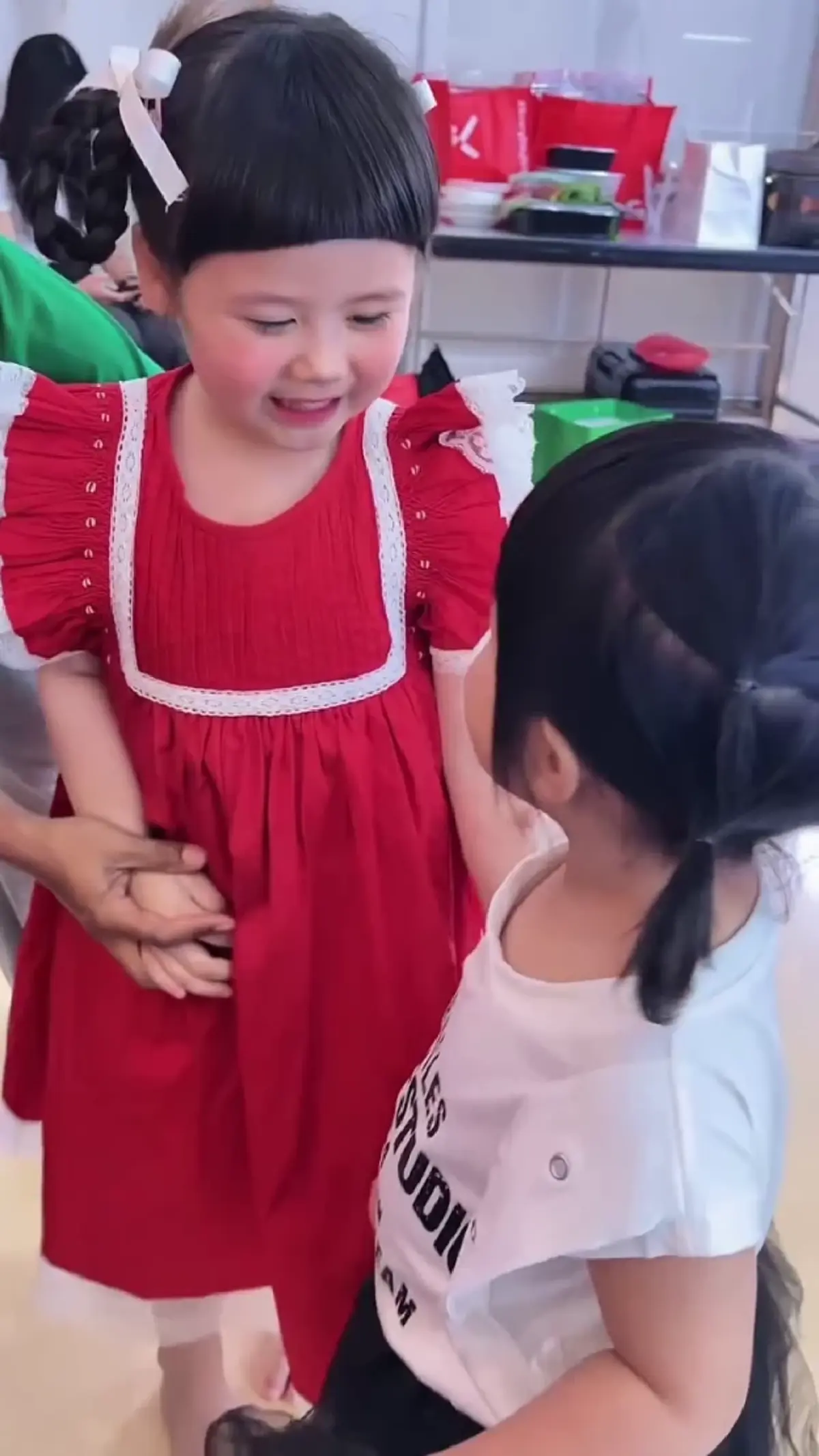 เอ็นดูไม่ไหว ลูกสาวเจอ "พี่เกล" ครั้งแรก "แม่ก้อย" ยังอดแซวไม่ได้