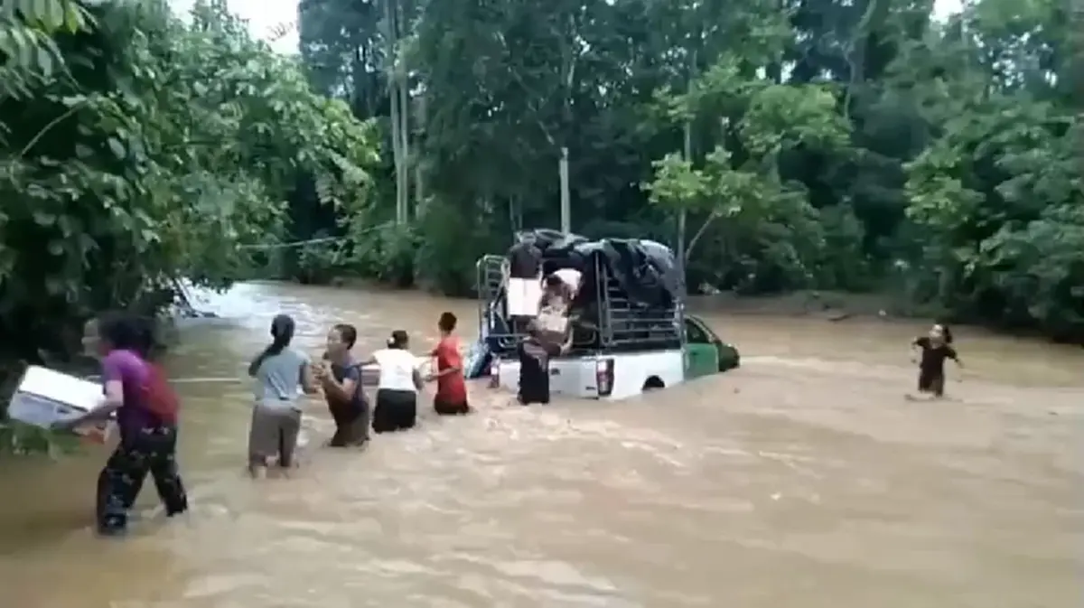 แม่สะเรียงวิกฤต! ฝนถล่มน้ำห้วยแม่แงะ รถขนสินค้าติดกลางน้ำ