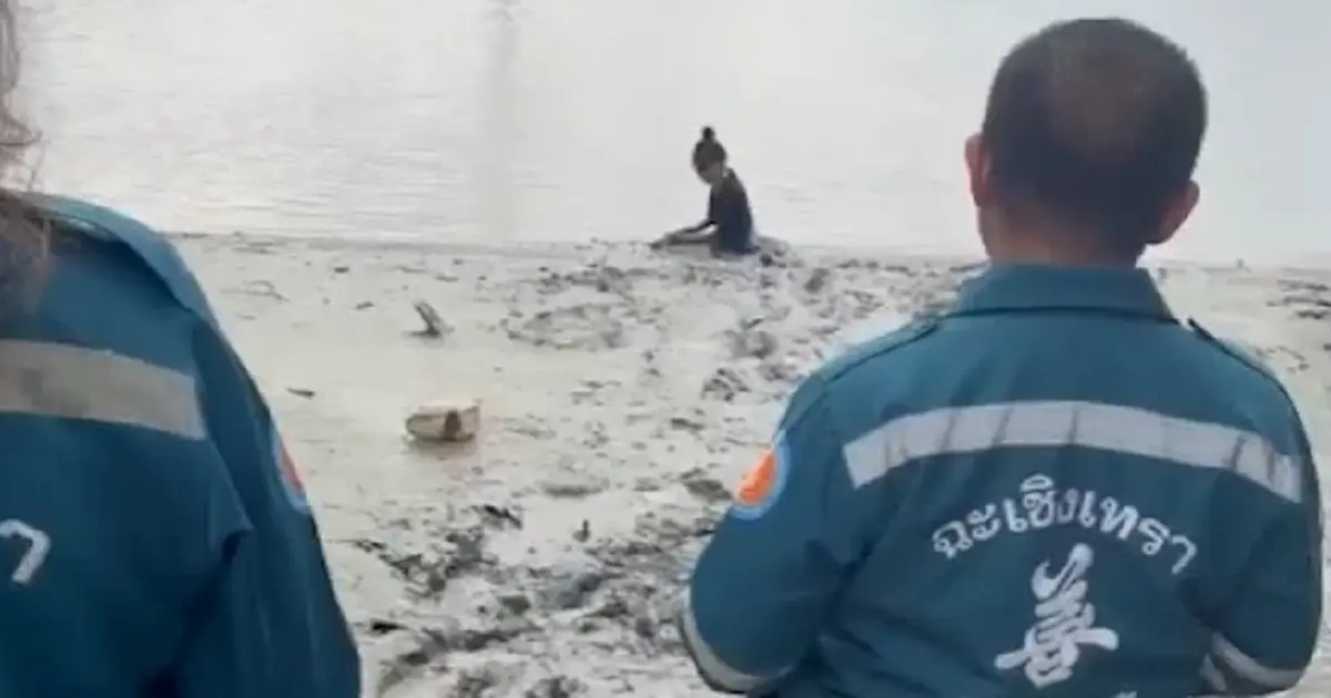 สาวทำบุญปล่อยปลา แต่ปลาดุกติดโคลนว่ายไม่ได้ เลยเดินลงไปช่วย