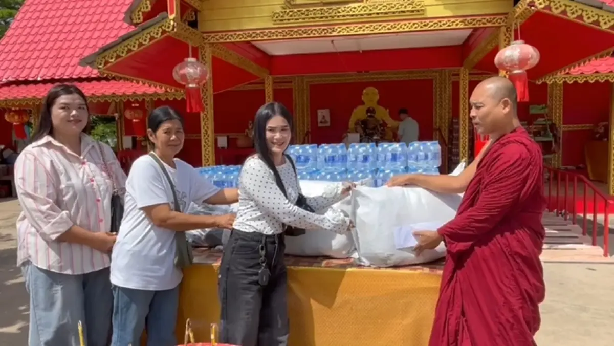 สาวถูกหวย ก่อนขนหมูกระทะแก้บนพ่อขุนช้าง พร้อมโชว์เลขฝ่ามือ