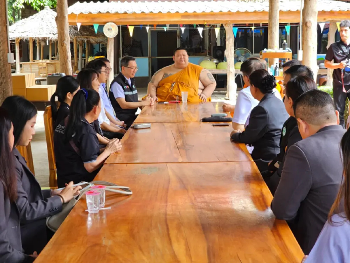 สาเหตุ พระหนุ่ม น้ำหนักพุ่ง 260 กก. ไม่สามารถปฏิบัติกิจของสงฆ์ได้
