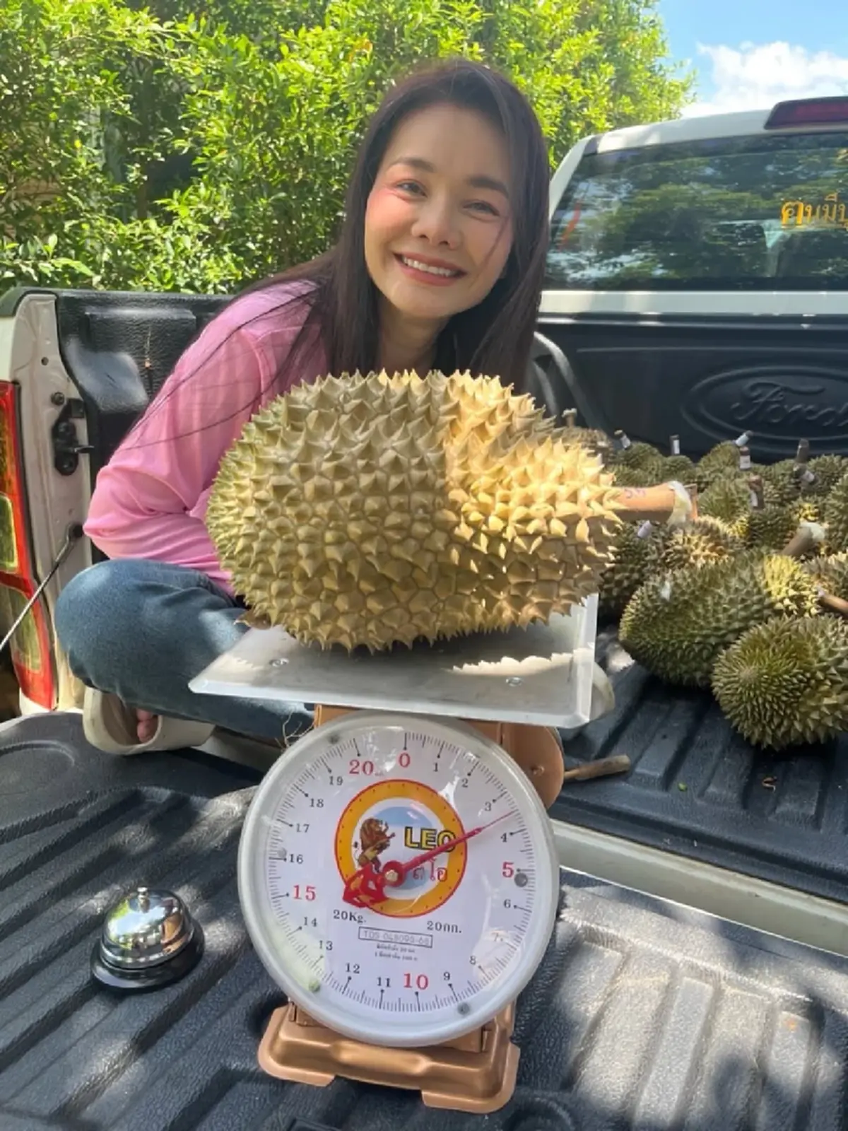 ต่าย อรทัย  เปิดภาพสวนทุเรียนอุบลฯ  ได้เก็บขายปีแรกสำเร็จ