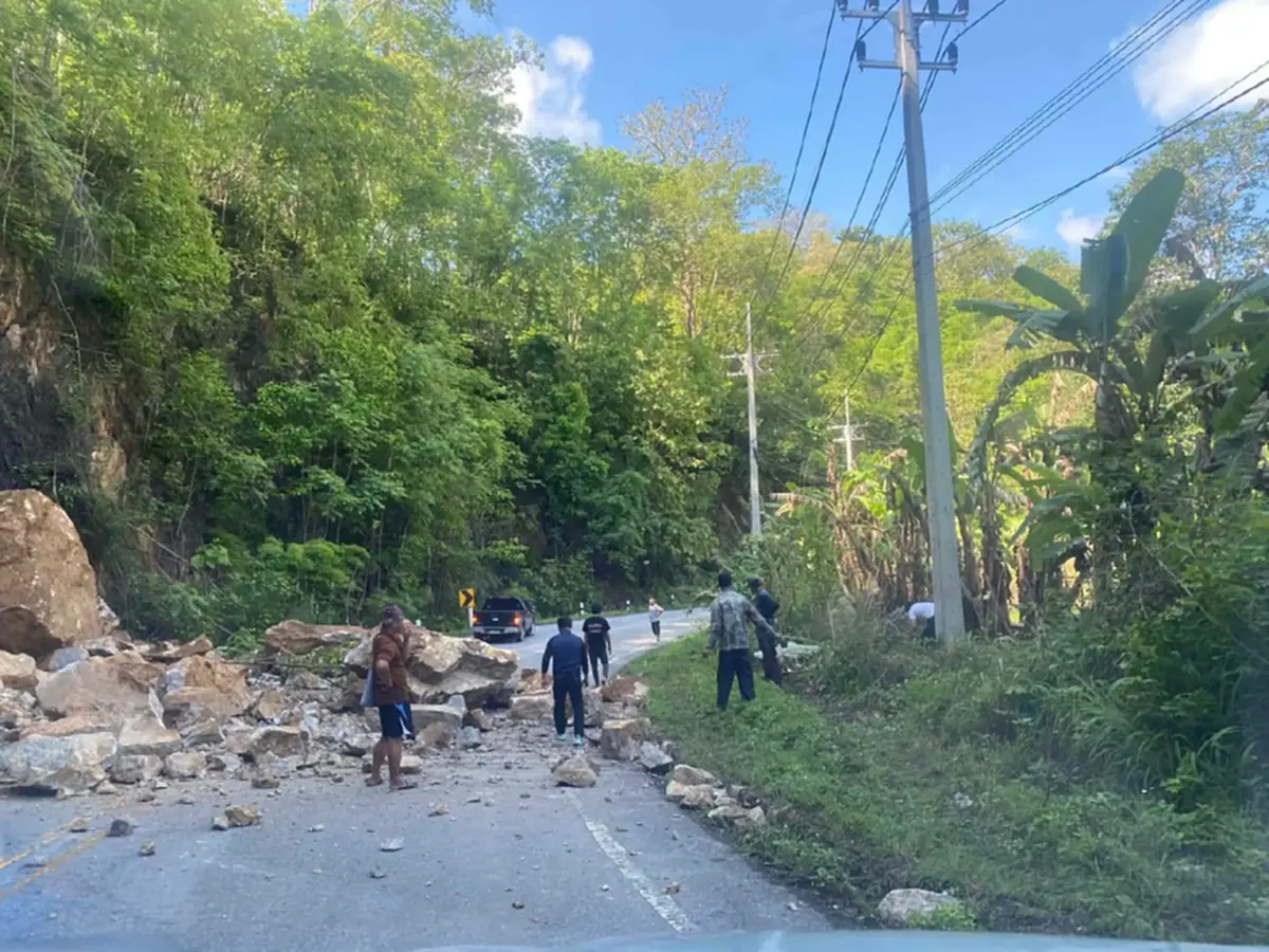 ระมัดระวัง หินยักษ์ถล่มปิดทับทางหลวง 108 แม่ฮ่องสอน รถติดสะสม