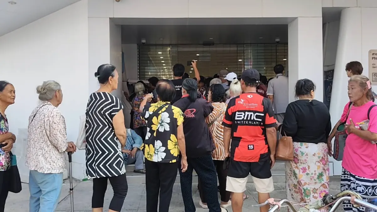 คึกคักแน่นกรุงไทย! ชาวพิษณุโลกแห่ยืนยันตัวตน 'บัตรคนจน' รอบใหม่