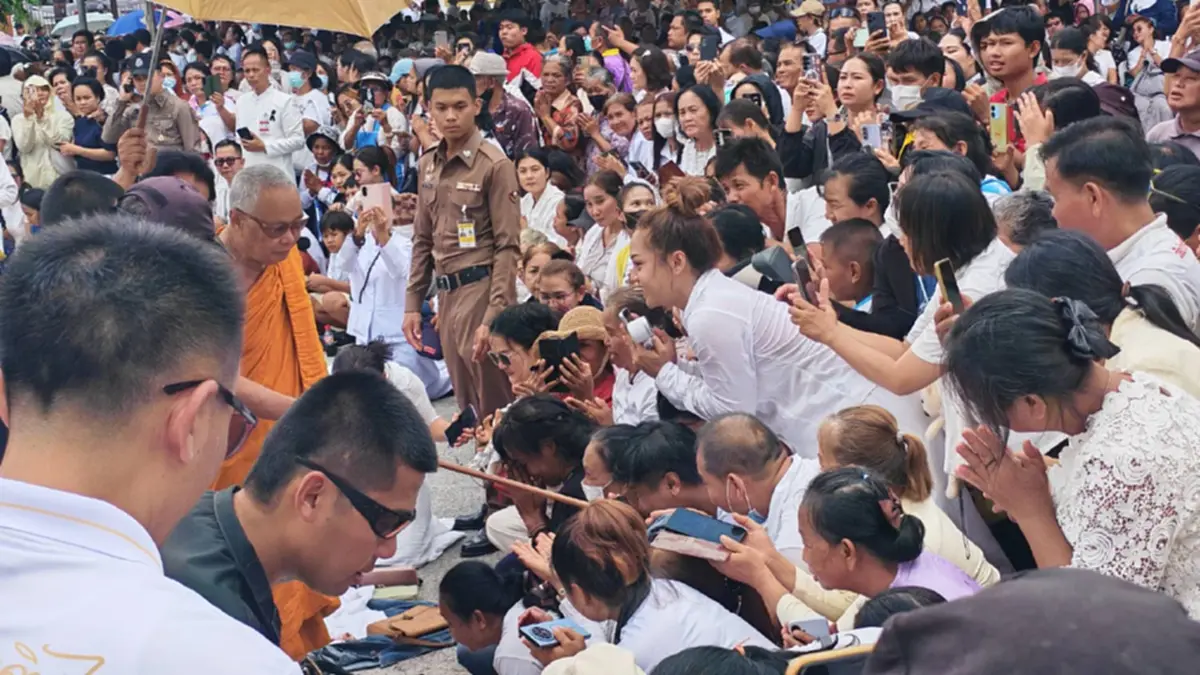 คนแห่นับหมื่นแน่นวัดบูรพาราม! ‘หลวงปู่ศิลา’ นำทัพปลุกเสกใหญ่