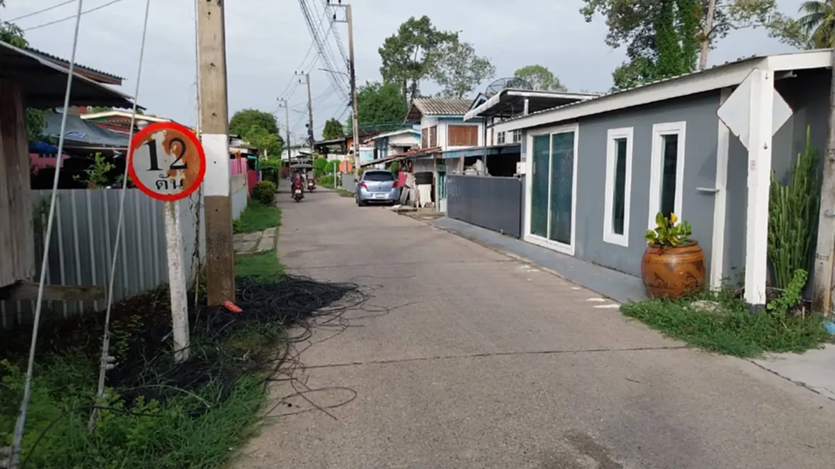 ชาวบ้านโวยช่างตัดสายเคเบิลทิ้งริมถนนเกือบเดือนไร้คนเก็บ