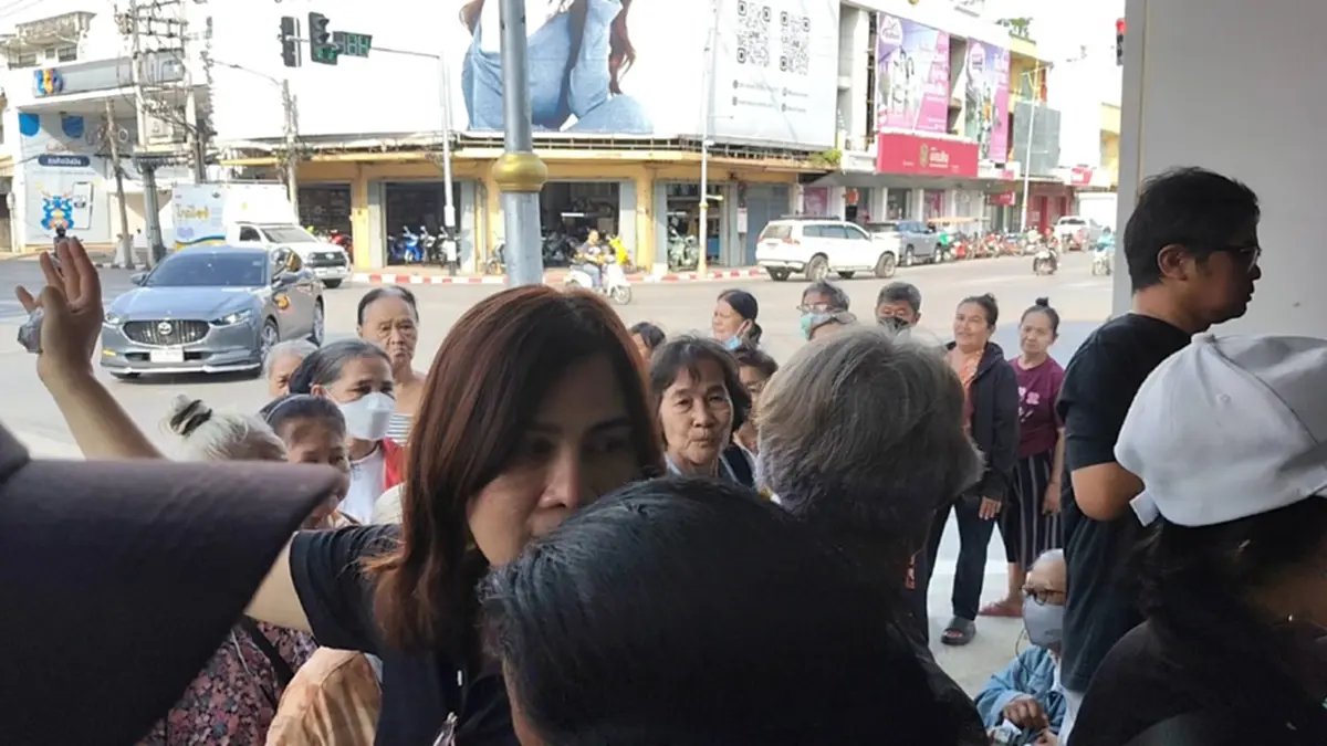 คึกคักแน่นกรุงไทย! ชาวพิษณุโลกแห่ยืนยันตัวตน 'บัตรคนจน' รอบใหม่