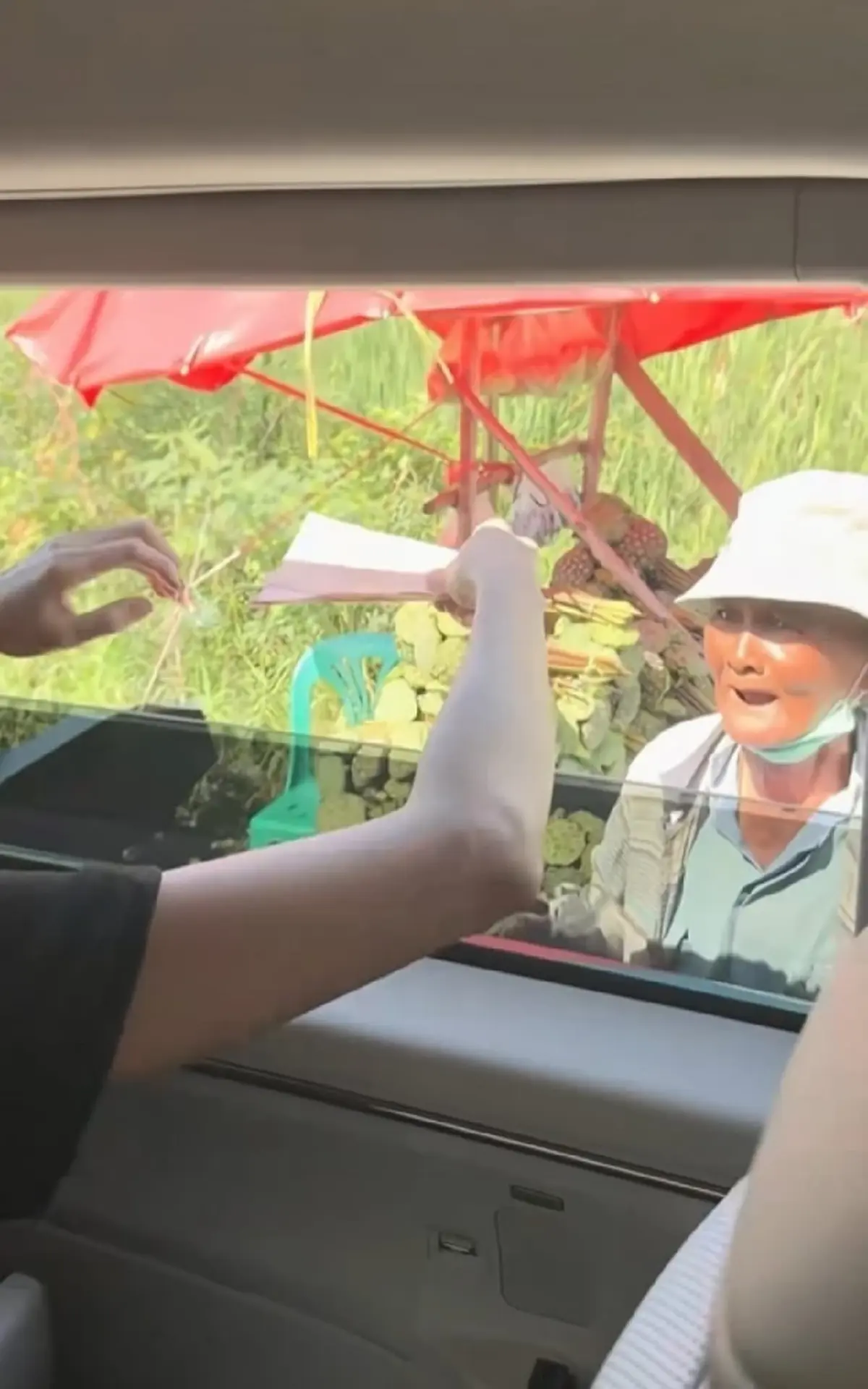 ใจฟูทั้งโซเชียล! ‘อิงฟ้า วราหะ’ ควักเงินช่วยยายขายของริมทาง
