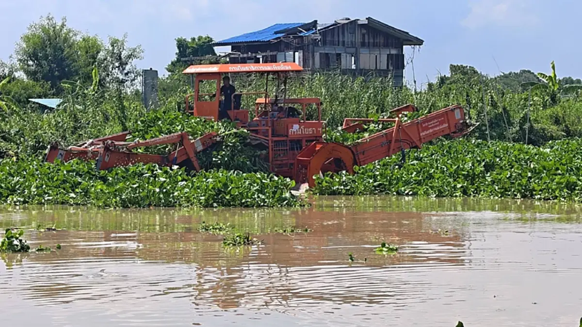 ปทุมฯ ส่งเครื่องจักรตักผักตบชวาพ้นคลองวัดเสด็จคืนสุขชาวบ้าน