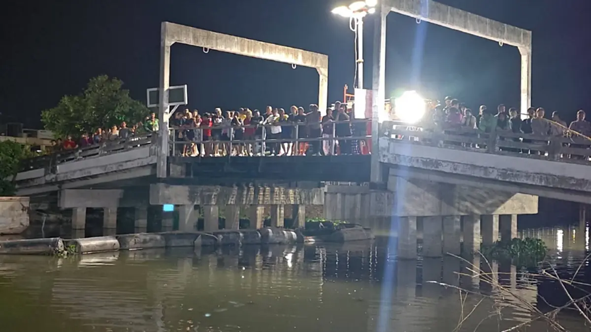สลด! 2 วัยรุ่นพายเรือเล่นกลางคลองรังสิต ก่อนเรือพลิกคว่ำจมดับ