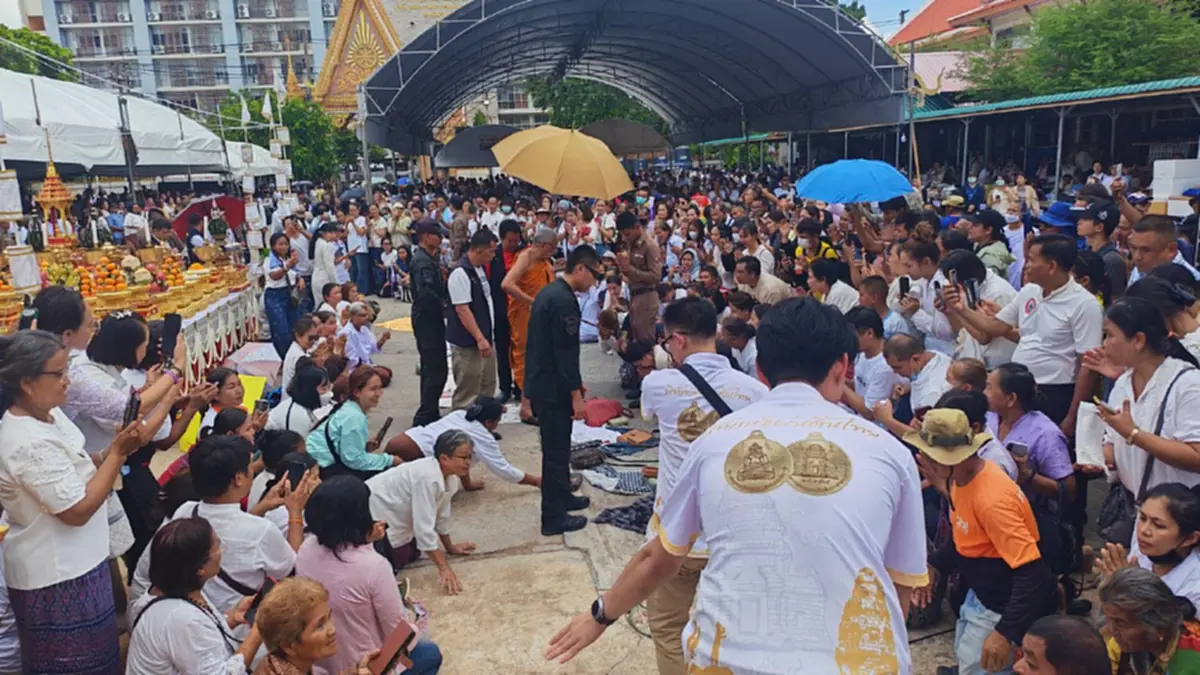 คนแห่นับหมื่นแน่นวัดบูรพาราม! ‘หลวงปู่ศิลา’ นำทัพปลุกเสกใหญ่