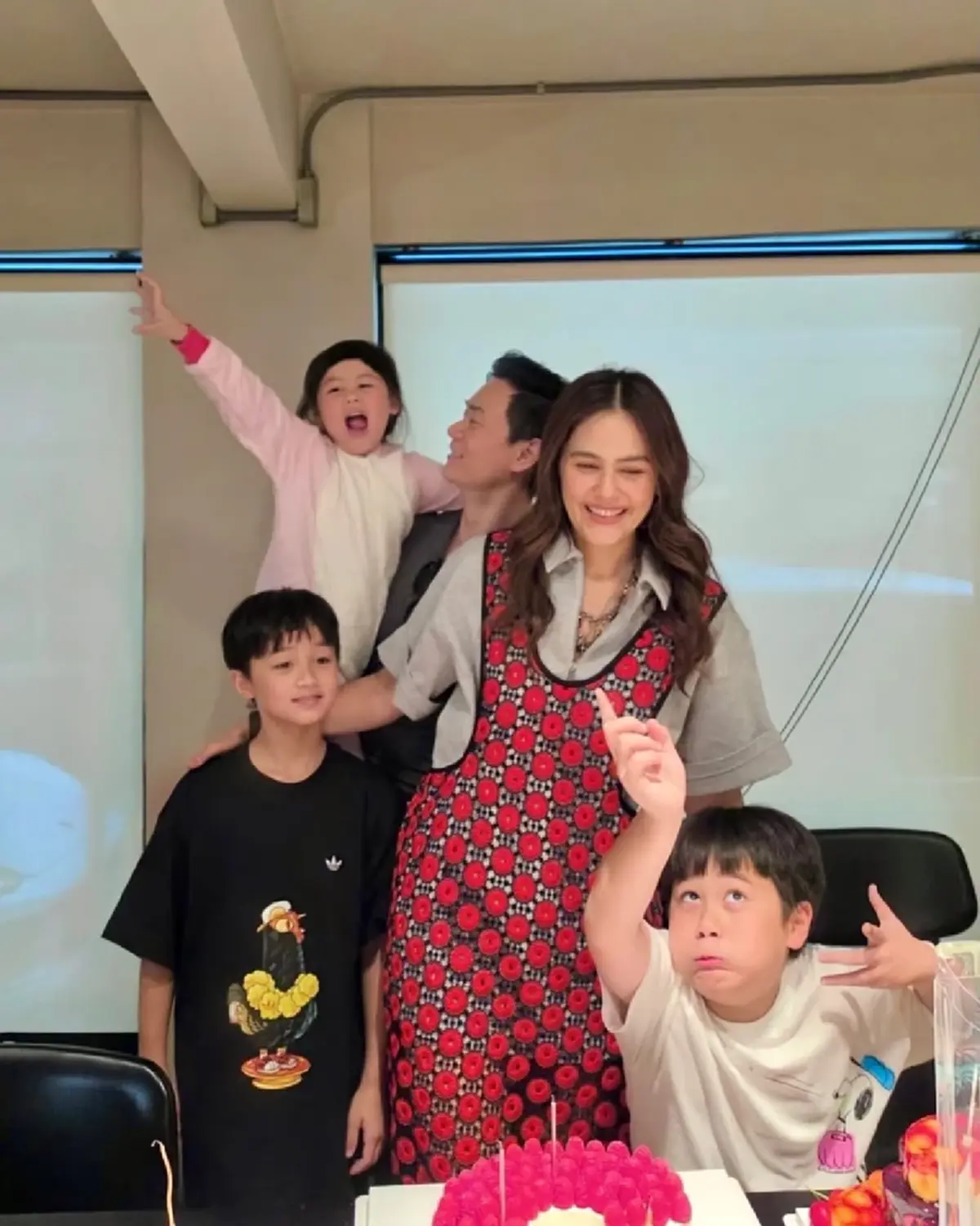 ตัวแม่ 45 ยังแจ๋ว "ชมพู่ อารยา" ฉลองวันเกิดสุดอบอุ่นพร้อมหน้าลูกๆ