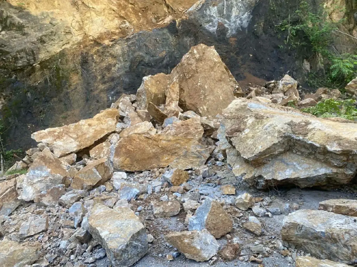 ระมัดระวัง หินยักษ์ถล่มปิดทับทางหลวง 108 แม่ฮ่องสอน รถติดสะสม