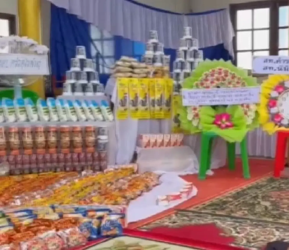 ไอเดียสุดอบอุ่น! ลูกหลานจัดงานศพไร้ดอกไม้ ใช้ข้าวสาร-อาหารแห้ง