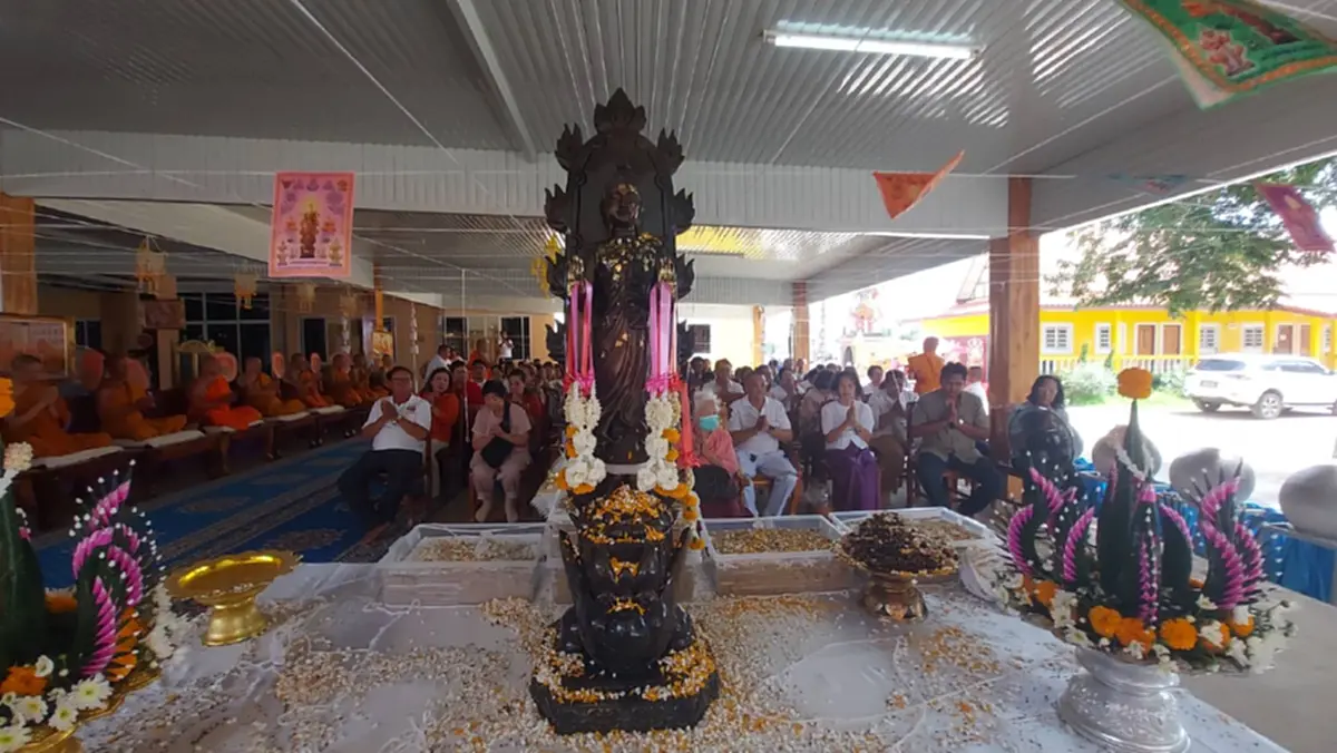ฮือฮาทั้งวัด! พิธีพุทธาภิเษกหลวงพ่อห้ามจน เลขธูป-หางประทัดชัด