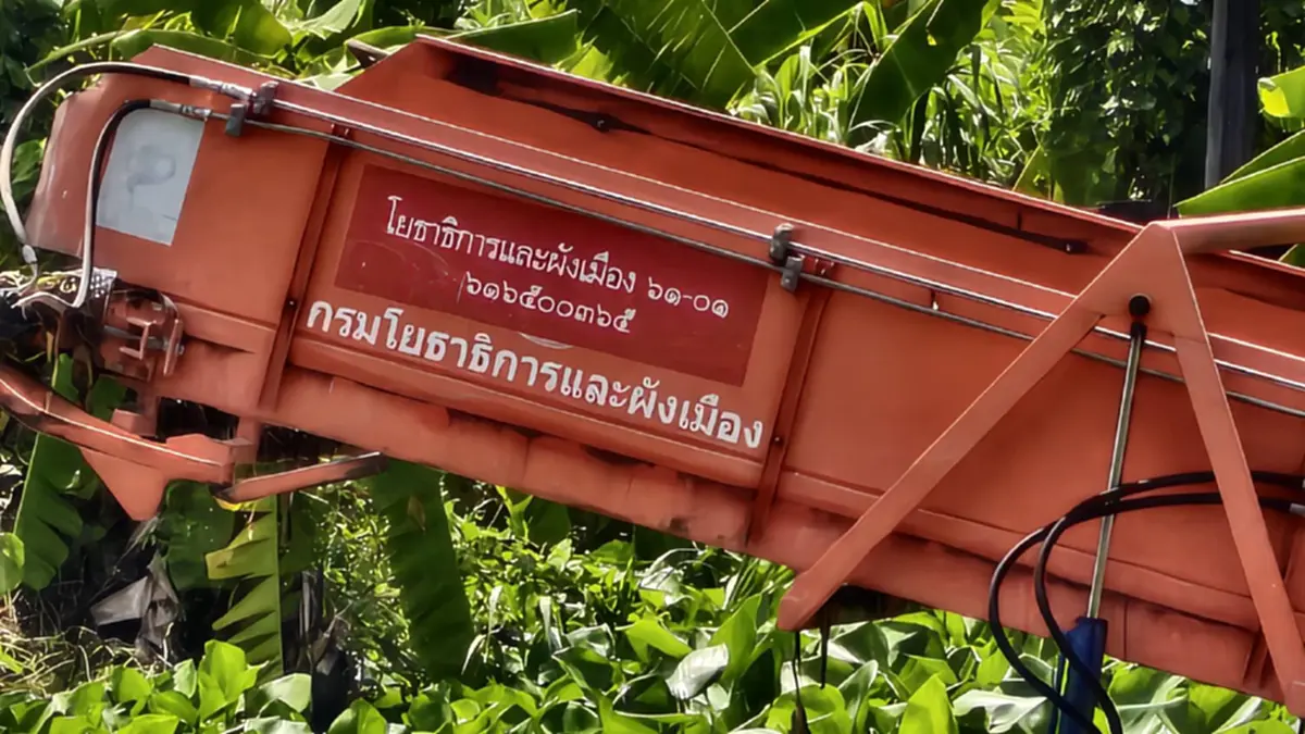 ปทุมฯ ส่งเครื่องจักรตักผักตบชวาพ้นคลองวัดเสด็จคืนสุขชาวบ้าน
