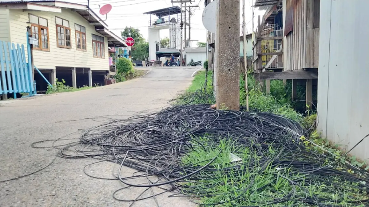 ชาวบ้านโวยช่างตัดสายเคเบิลทิ้งริมถนนเกือบเดือนไร้คนเก็บ