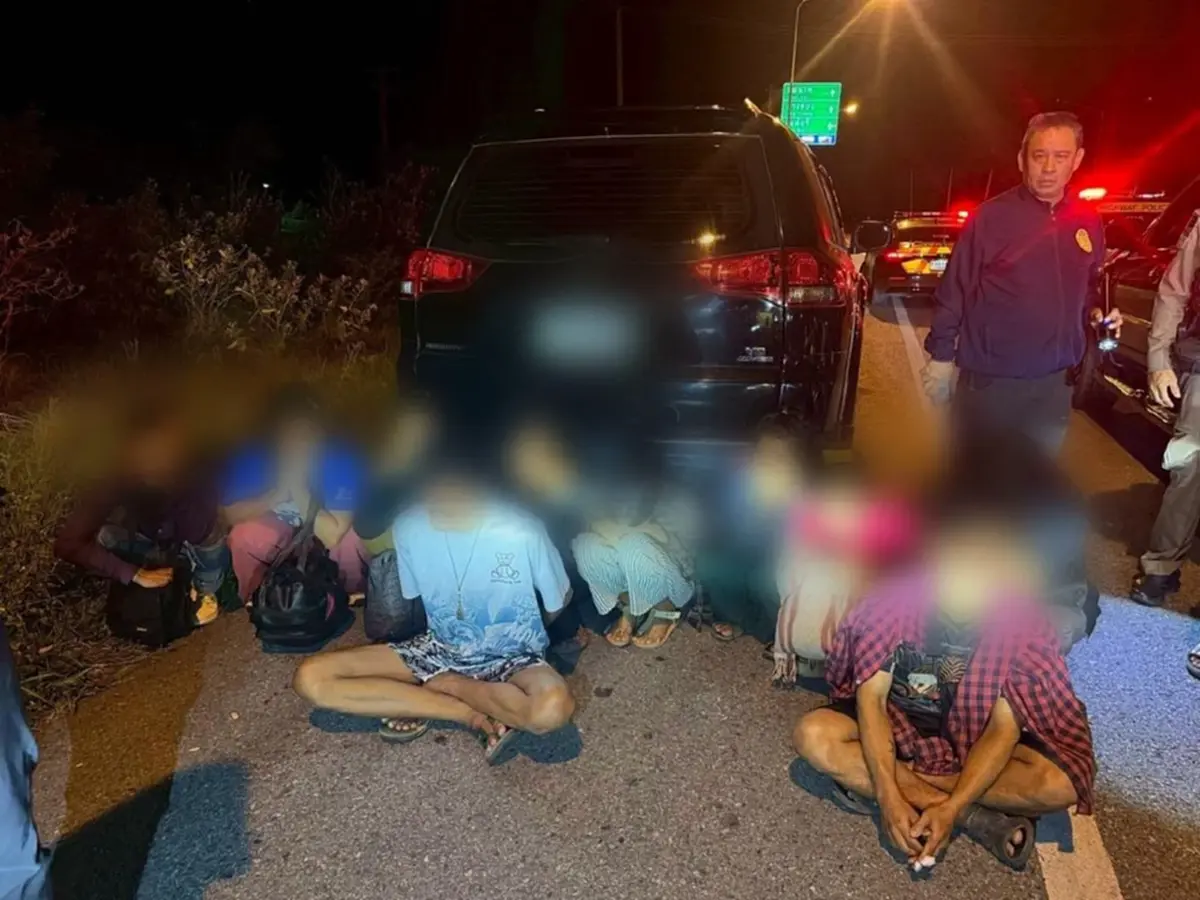 อัดแน่นเต็มรถ! ตำรวจทางหลวงสกัดขบวนการขนต่างด้าว จับคนขับ 2 ราย