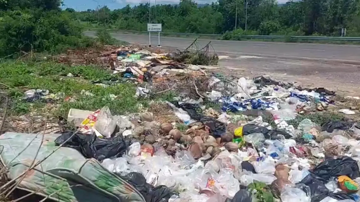 สุดทน ขยะทะลักถนนเลี่ยงเมืองบ้านโตก ส่งกลิ่นเหม็นเน่า