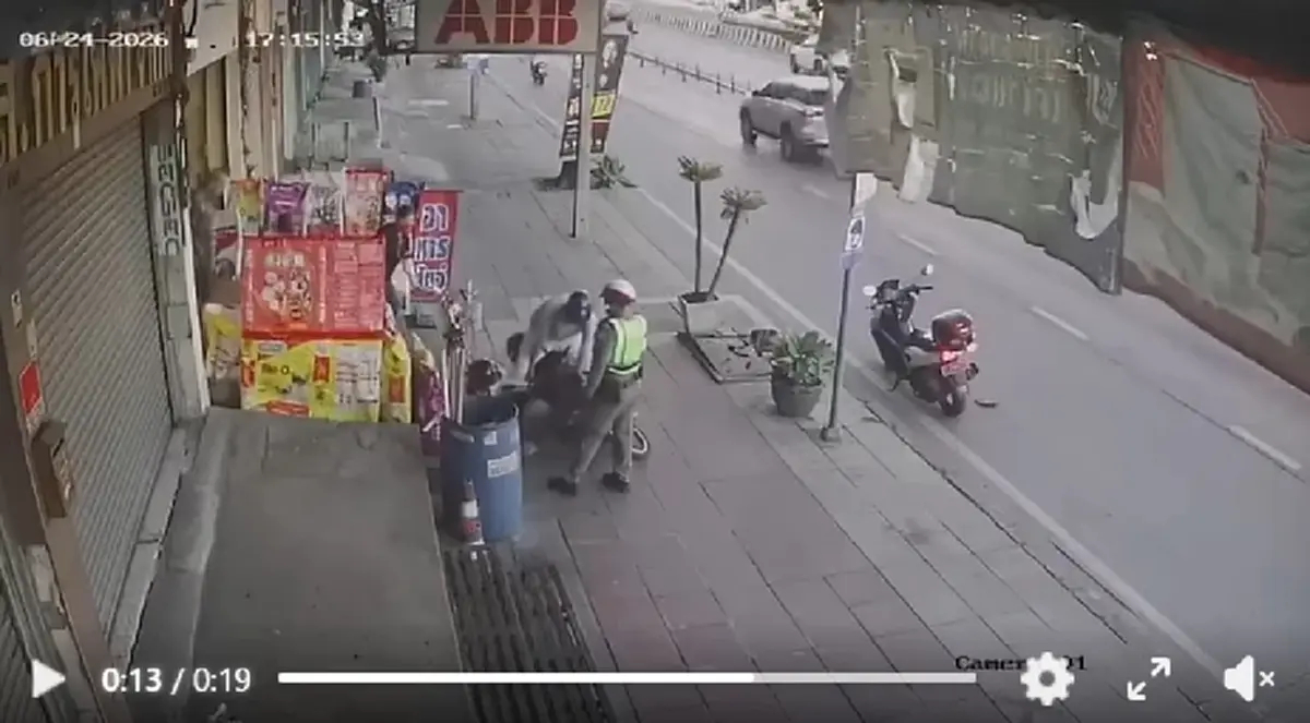 คลิปตำรวจสกัด มอเตอร์ไซค์ขี่บนฟุตบาทจนล้ม โซเชียลเสียงแตก