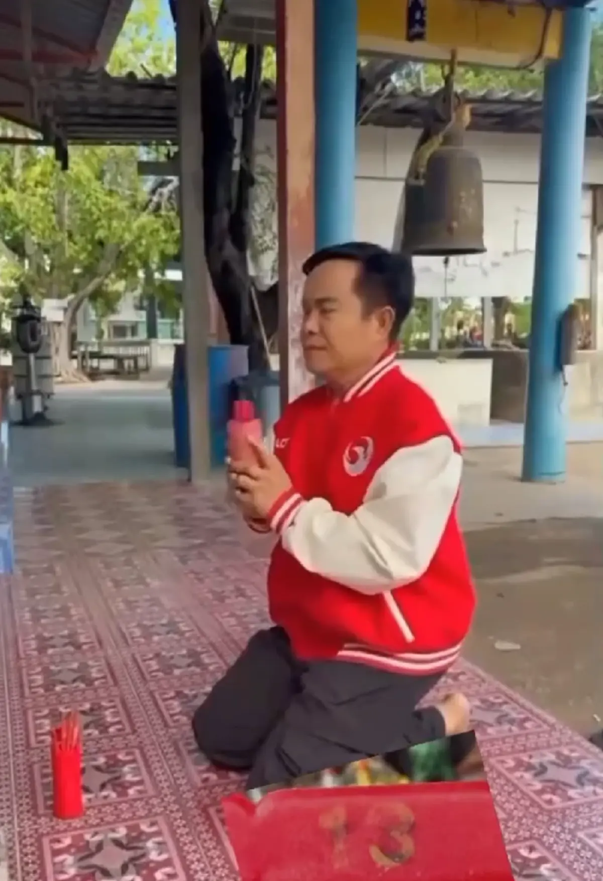 ลูกทุ่งดัง มนต์สิทธิ์ คำสร้อย เขย่าเซียมซีโชว์ ได้เลขสวย