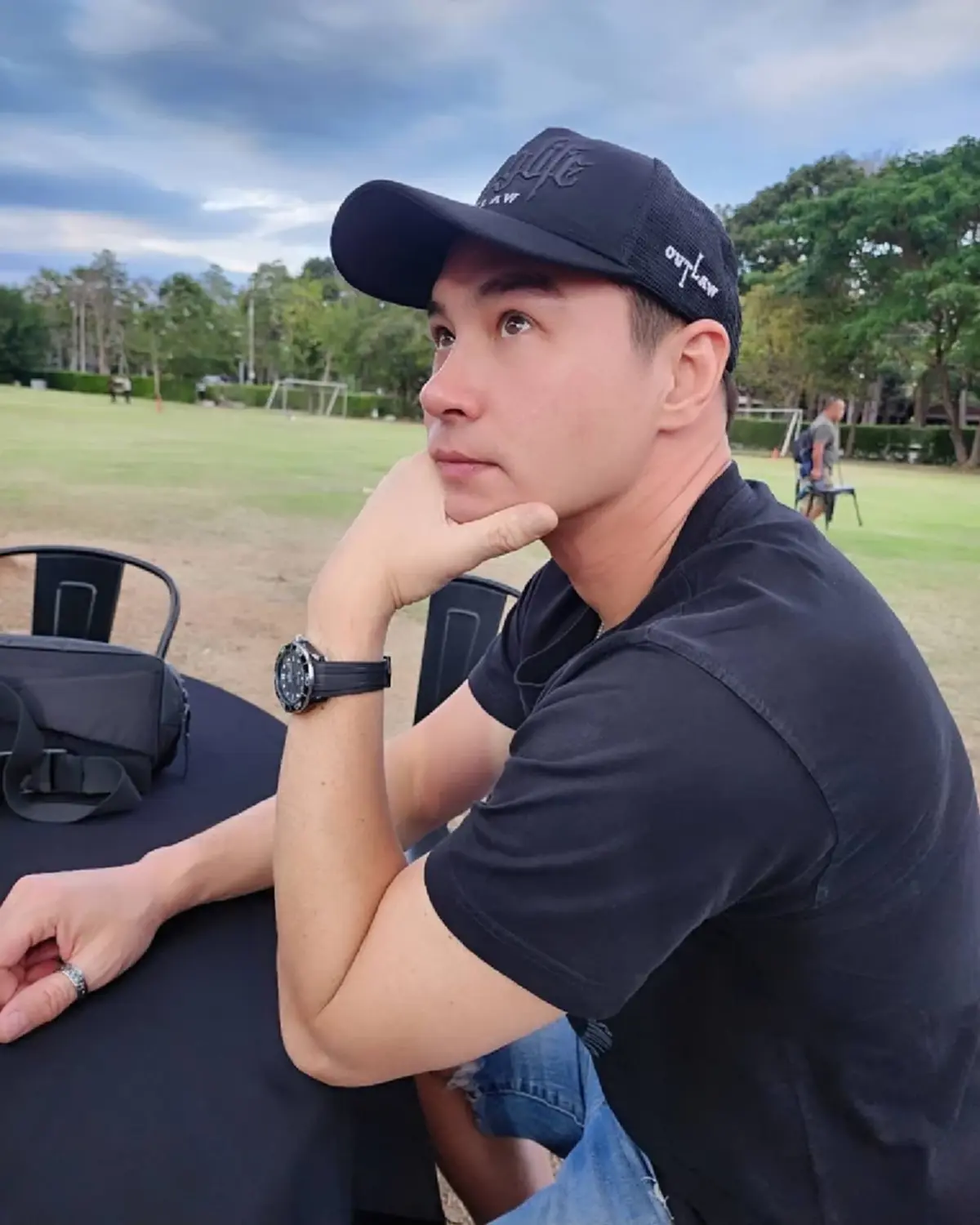 ปีเตอร์ คอร์ป โพสต์ภาพมือซ้ายไร้แหวน แห่สงสัยเกิดอะไรขึ้น