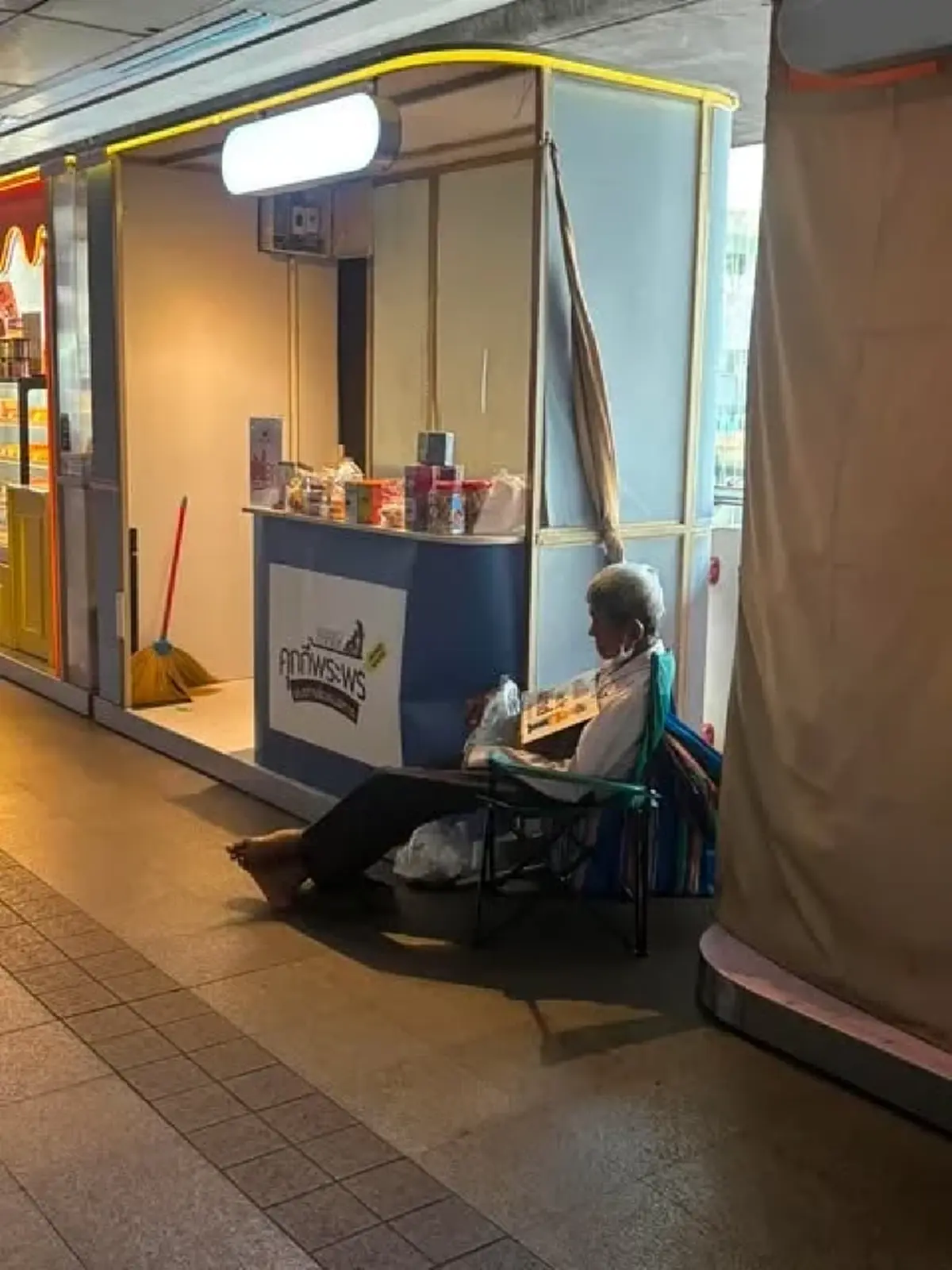 ขออย่ารังเกียจ คุณตาตาบอด วัย 75 ปี ยังต้องทำงานเลี้ยงตัวเอง 