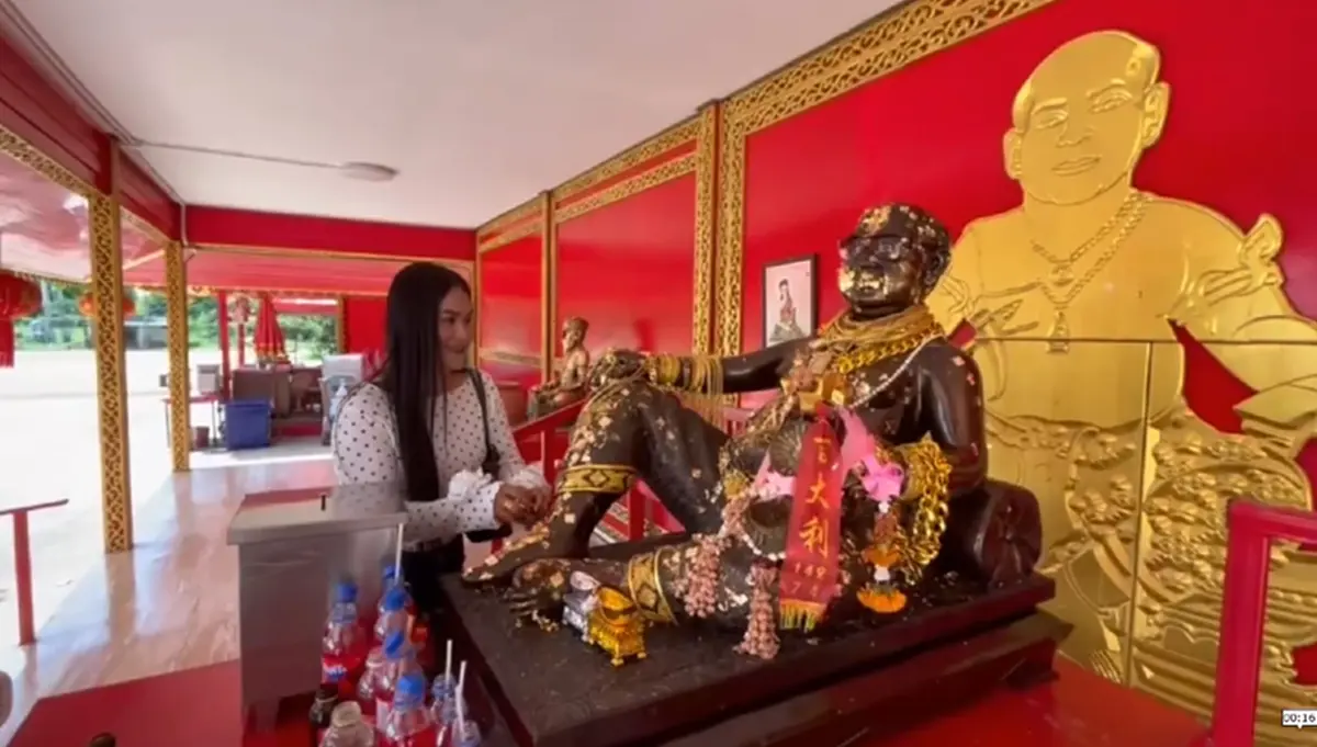 สาวถูกหวย ก่อนขนหมูกระทะแก้บนพ่อขุนช้าง พร้อมโชว์เลขฝ่ามือ
