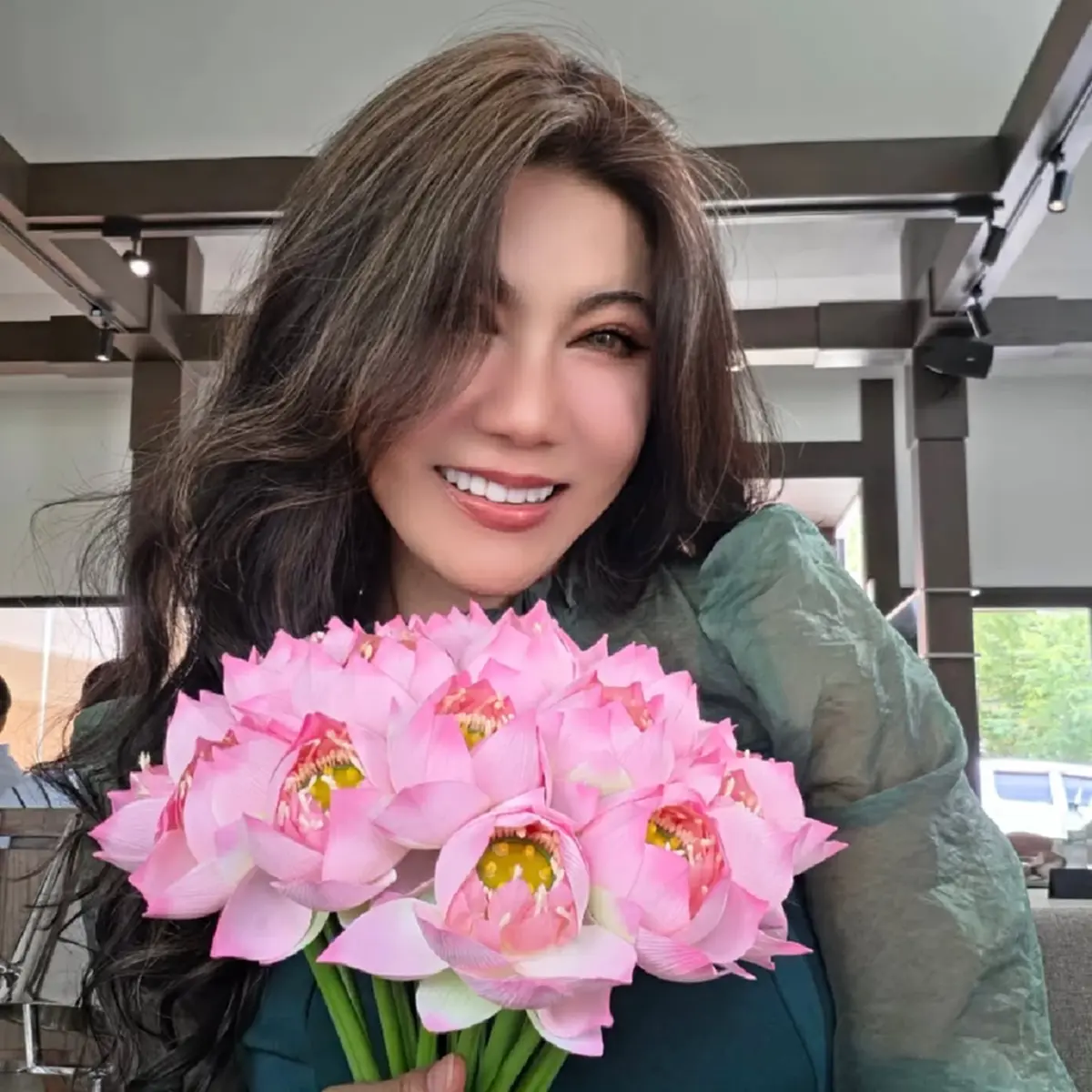  สลัดลุคผมม้า เปิดหน้าผากรับความปัง สวยฉ่ำจนจำแทบไม่ได้