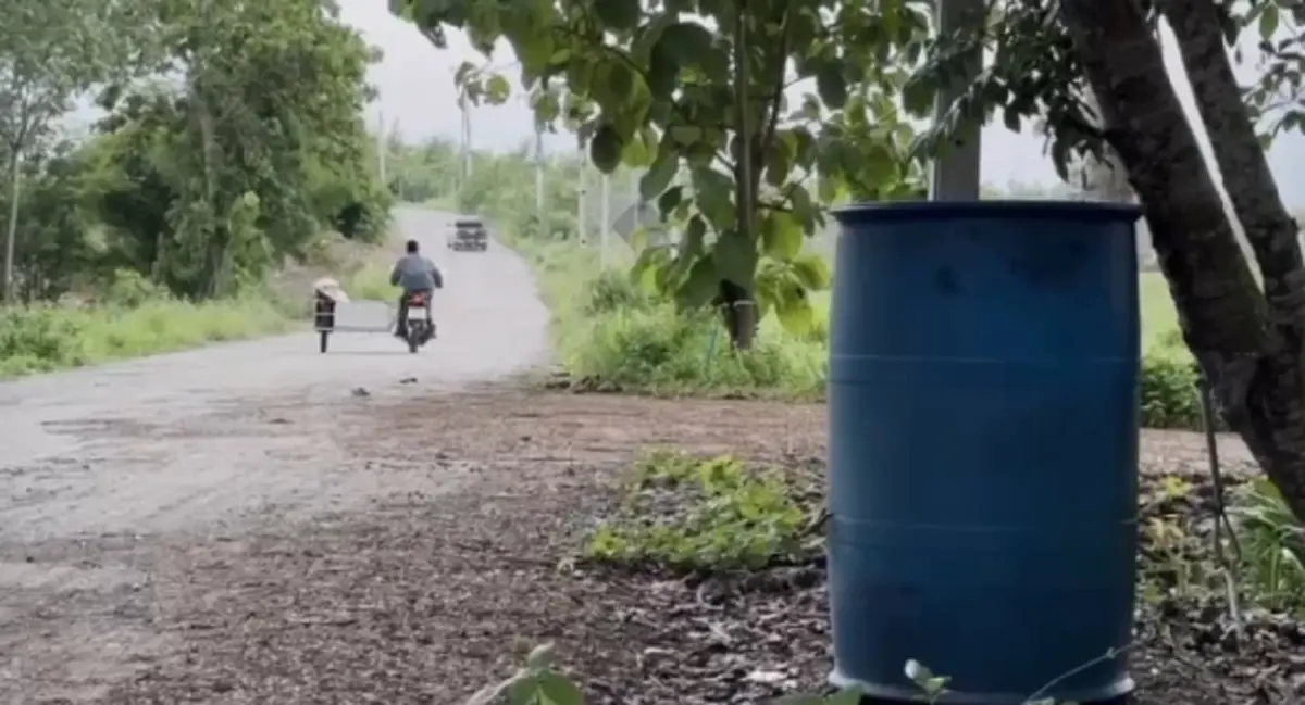 ผงะ! คนงานเก็บขยะเจอขาโผล่ เปิดถังพบร่างสาวถูกทิ้งในซอยเปลี่ยว