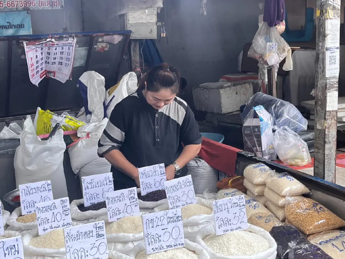 ไทยช่วยไทยพลัสวันแรก ทำตลาดเมืองเลยคึกคัก ชาวบ้านสแกนซื้อของ