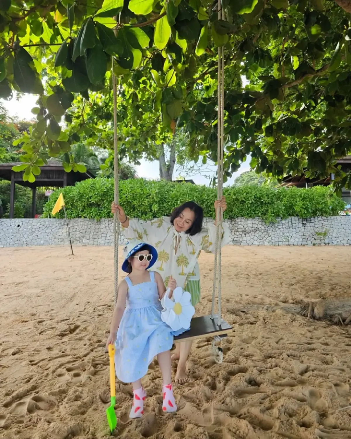 ฉายแววตัวแม่  "น้องเกล" เช็กอินทะเลกับคุณยาย ลุคนี้ดูโตเป็นสาว
