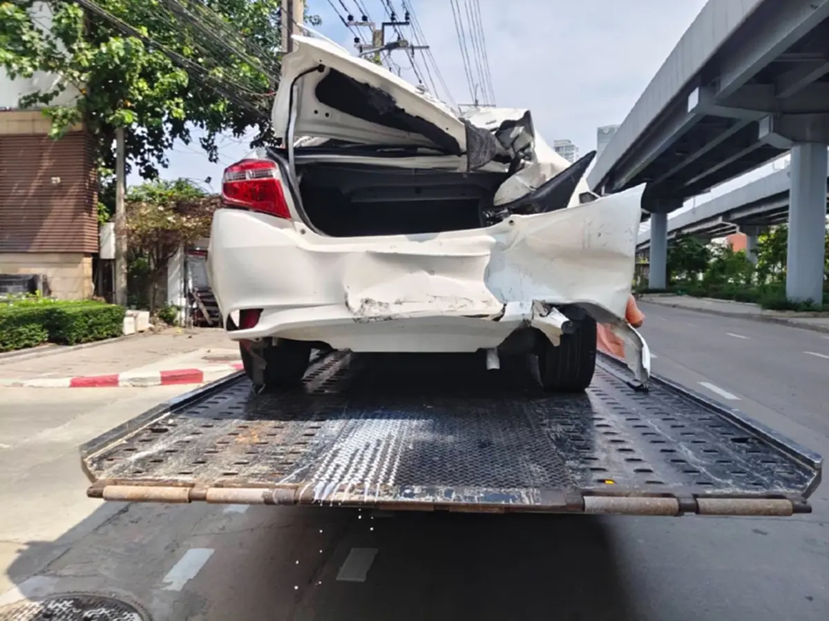 ชาวบ้านโวย รถหาเสียงผู้สมัคร ส.ก. ชนรถพัง รอเงินเดือนออกค่อยจ่าย
