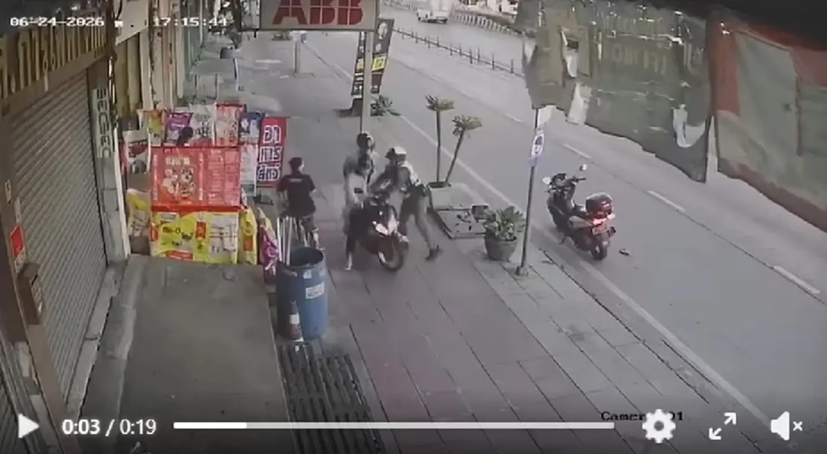 คลิปตำรวจสกัด มอเตอร์ไซค์ขี่บนฟุตบาทจนล้ม โซเชียลเสียงแตก