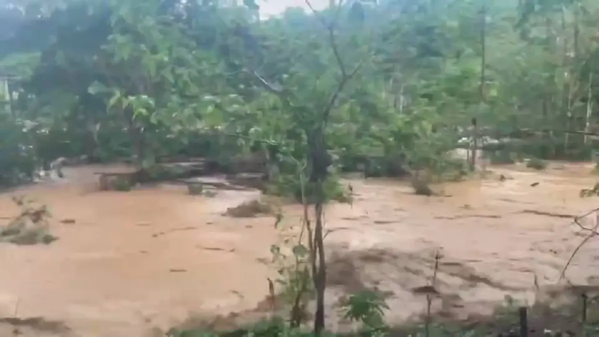 แม่สะเรียงวิกฤต! ฝนถล่มน้ำห้วยแม่แงะ รถขนสินค้าติดกลางน้ำ