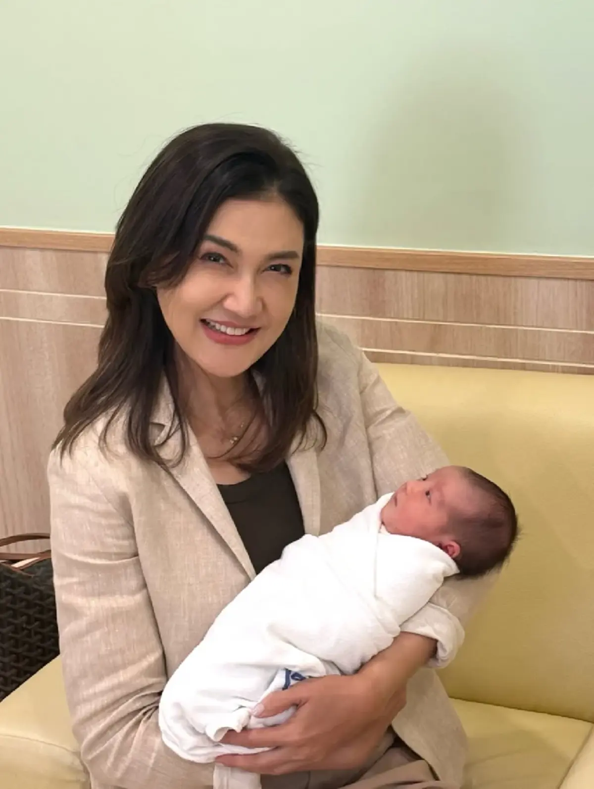 "แอน สิเรียม" เผยภาพรับขวัญหลานสาว "น้องไอย์" ลูก "นนนี่ นนลนีย์" 