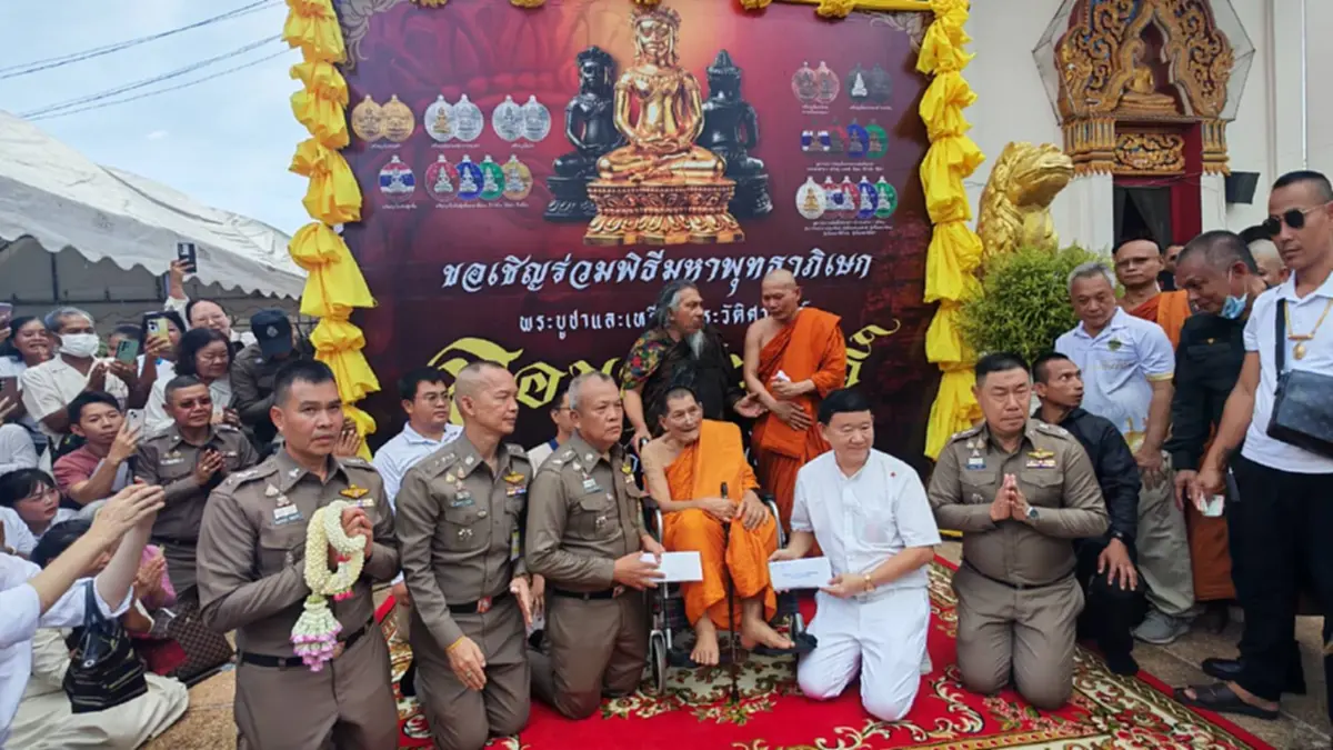 คนแห่นับหมื่นแน่นวัดบูรพาราม! ‘หลวงปู่ศิลา’ นำทัพปลุกเสกใหญ่