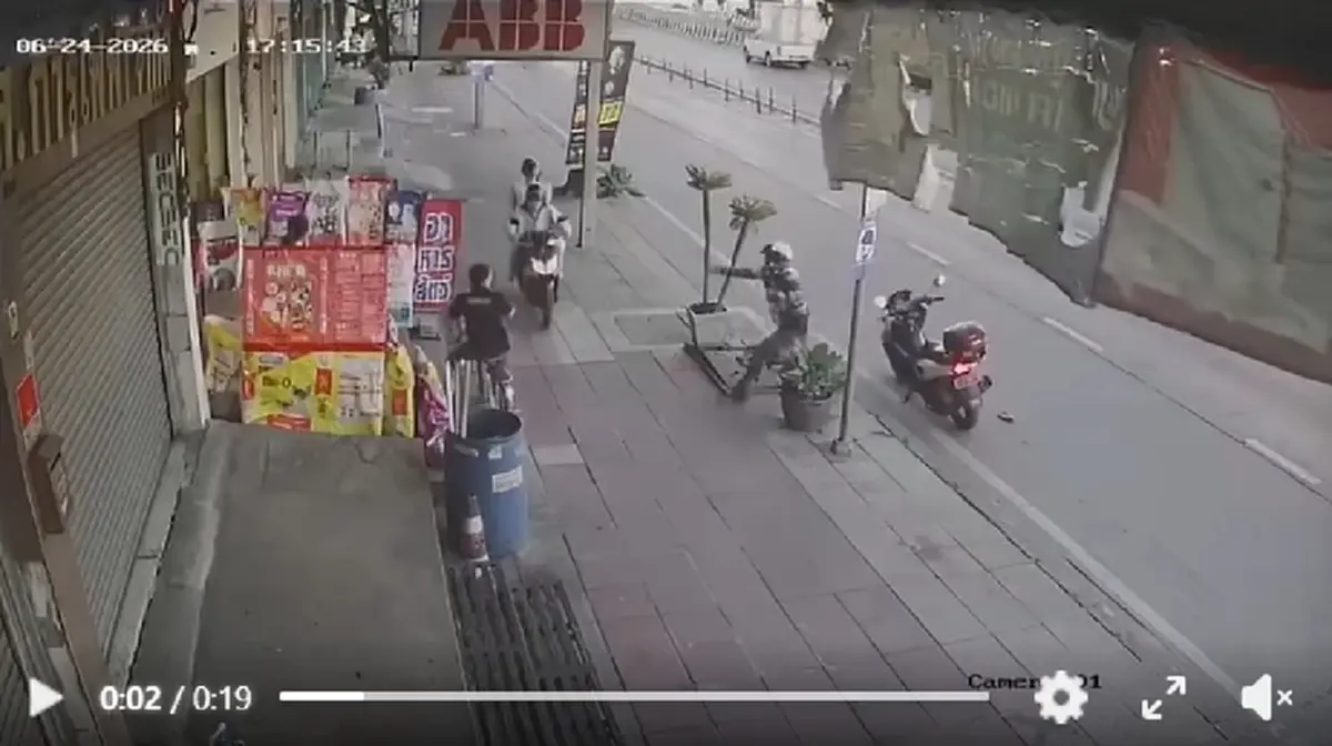 คลิปตำรวจสกัด มอเตอร์ไซค์ขี่บนฟุตบาทจนล้ม โซเชียลเสียงแตก