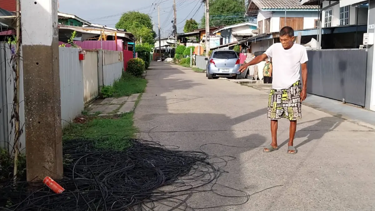 ชาวบ้านโวยช่างตัดสายเคเบิลทิ้งริมถนนเกือบเดือนไร้คนเก็บ