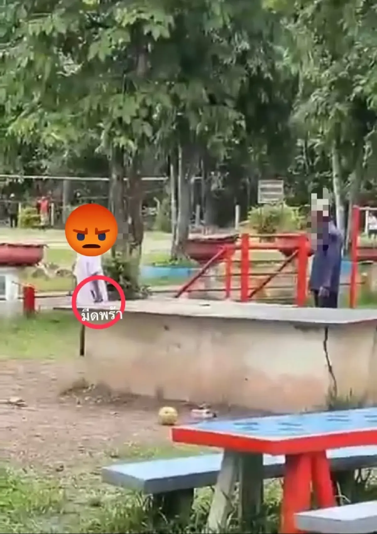 นักเรียน ป.3 ทำแตกตื่นทั้งโรงเรียน โมโหครู ถืออาวุธวิ่งไล่ทำร้าย