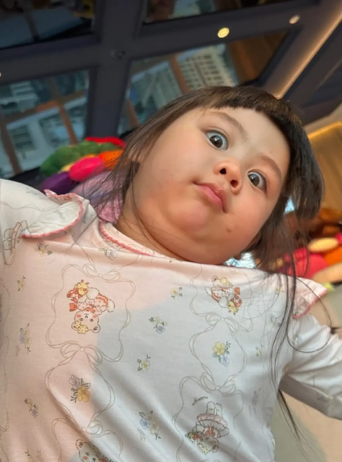 น้องแอบิเกล โชว์สกิลเขียนชื่อตัวเอง แต่สะดุดตา "ล.ลิง"