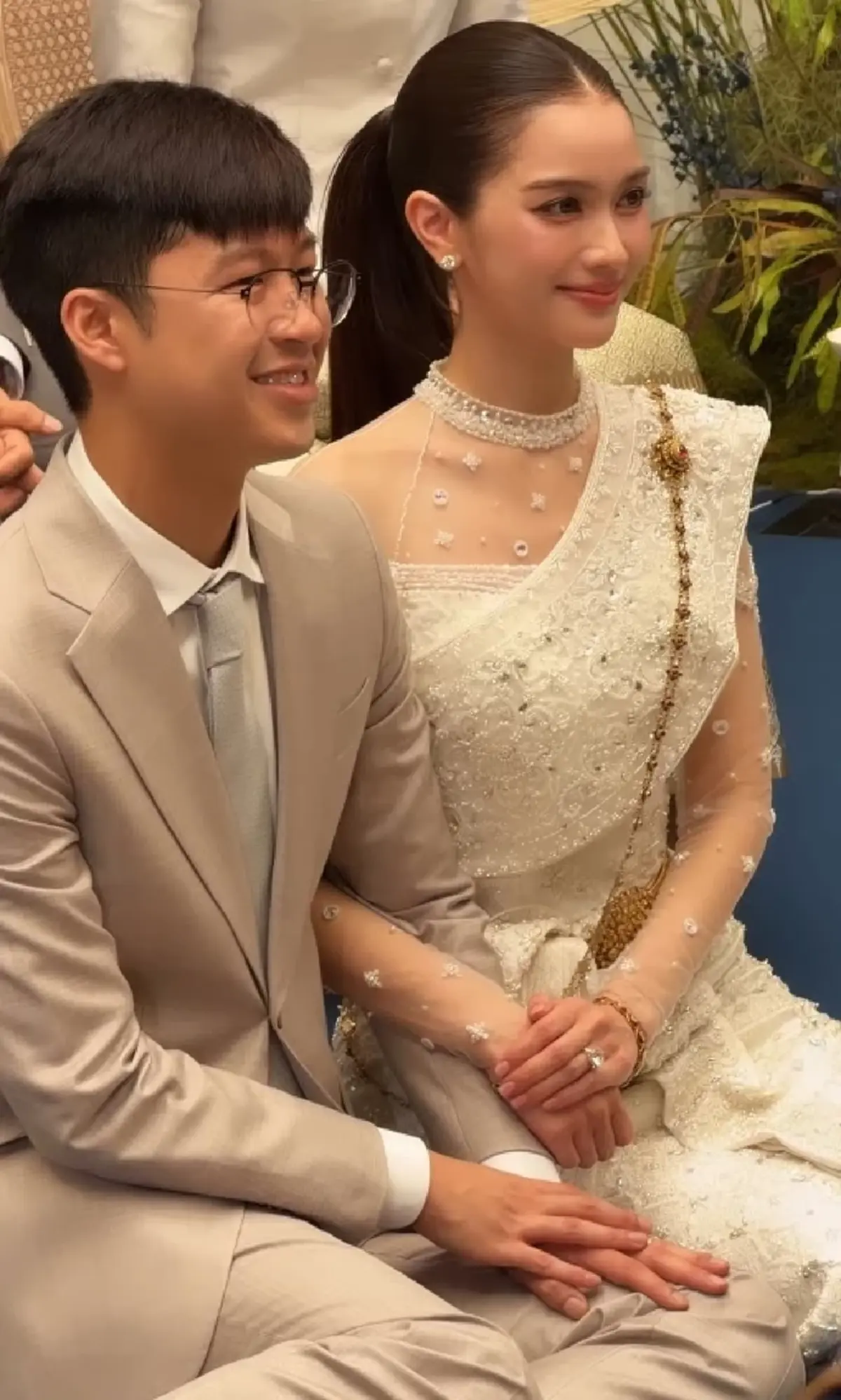 นางเอกดัง ควงลูกชายเนวิน เข้าพิธีวิวาห์ มี อนุทิน ร่วมเป็นประธาน
